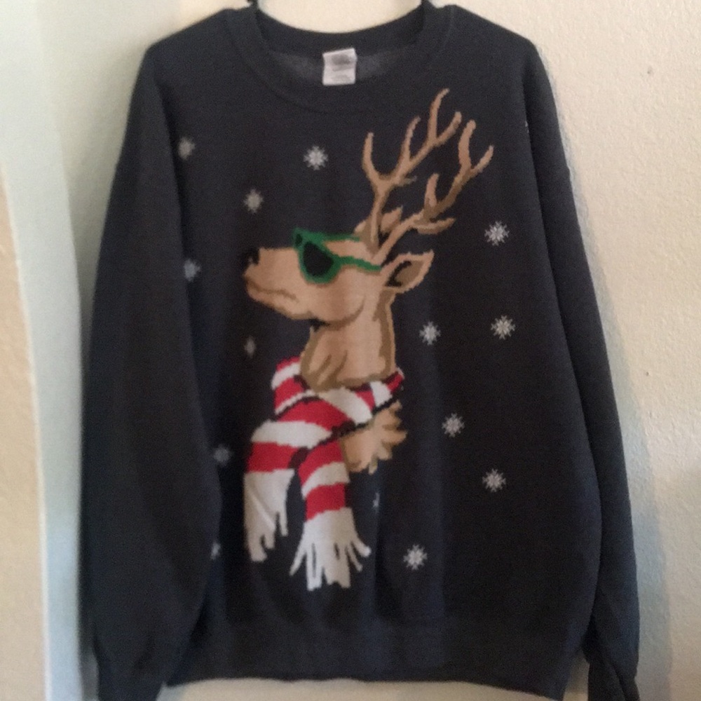 PRICE FIRM $$ Christmas Sweater 🌲☃️By Gildan
